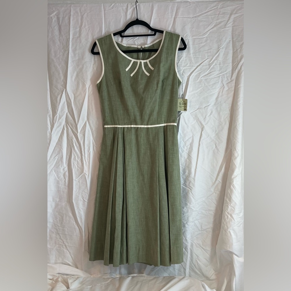 Vintage green 1950s dress from Peck & Peck, New York 5th Ave. Never worn w/ tags